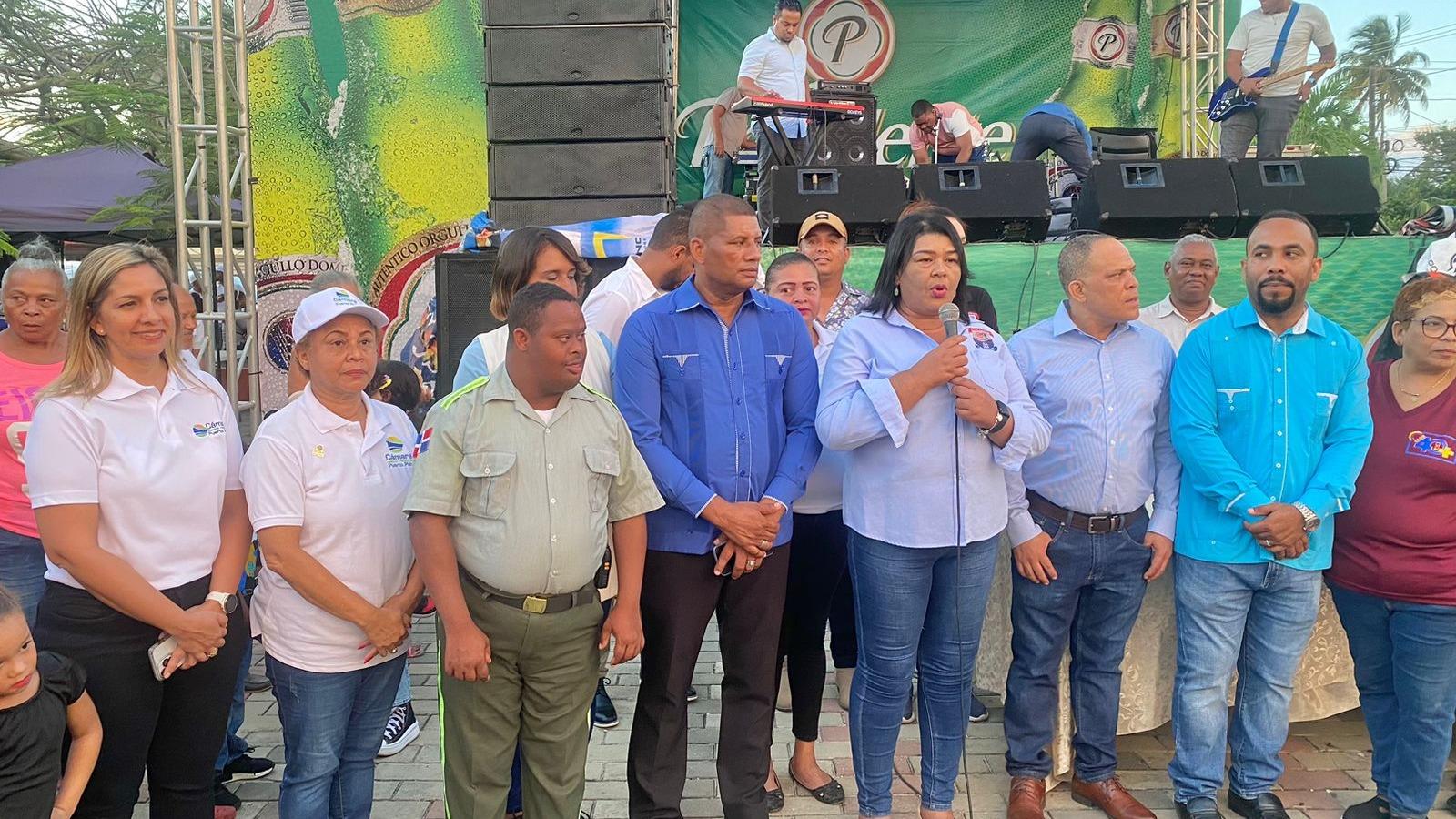 Cámara de Comercio y Ayuntamiento de Imbert inician ´´Semana Cultural Aniversario´´ con un desfile y una feria en la Plaza Sánchez de dicho municipio.